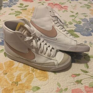Nike Blazer Mid 77 Summit White with Pink Swoosh Sz 7